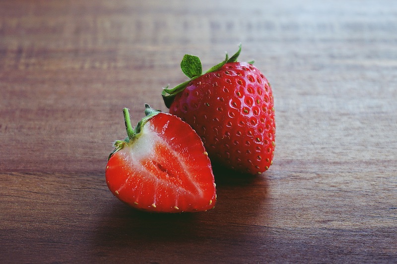 Foto van doorgesneden aardbei op houten blad