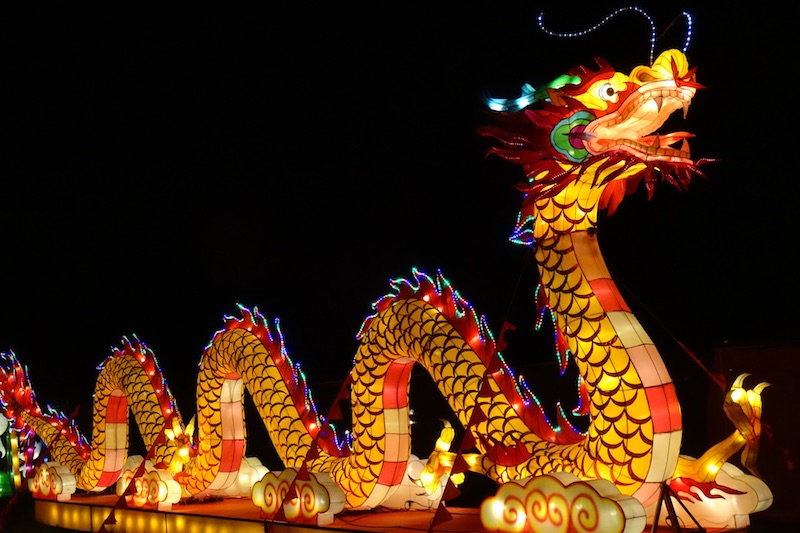 Foto van verlichte Chinese draak