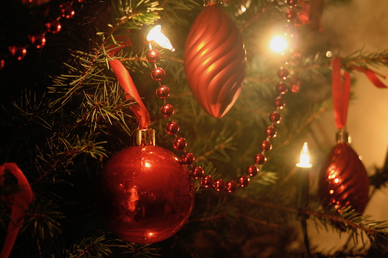 Foto met detail van versierde kerstboom