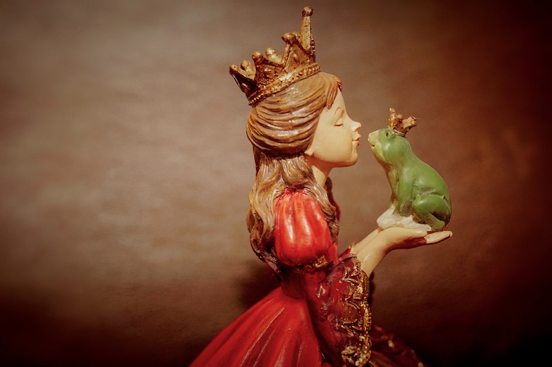 Beeldje van prinses die kikker kust