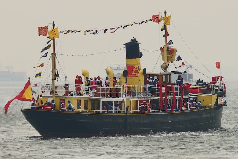 Foto van pakjesboot tijdens intocht (bron Wikimedia Commons)