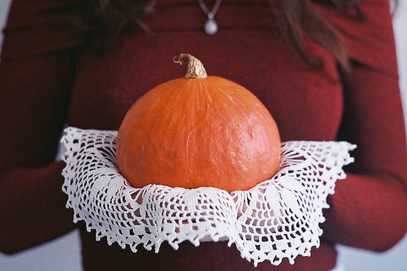 Foto van vrouw met pompoen
