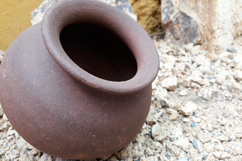 Foto van aardewerk pot op stenen ondergrond