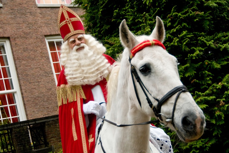 Foto van Sinterklaas op zijn paard