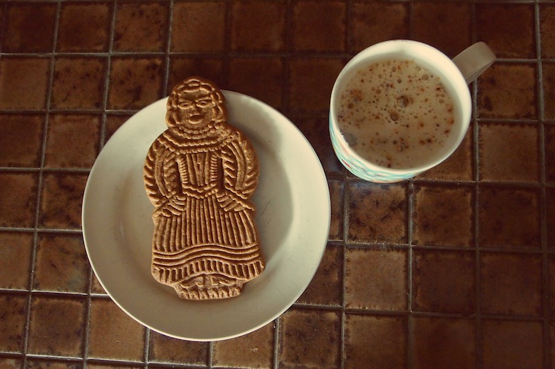 Foto van speculaaspop op een schoteltje en een kop chocomel