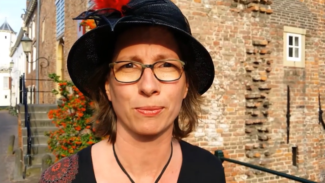 Screenshot van StoryTrail teaser, met Louise Wandelaar, alias Melanie Plag, in de oude binnenstad van Amersfoort.